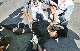 צוות רפואי מפנה את הצלם הפצוע עטא עוויסאת