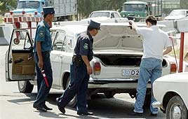 שוטרים בודקים מכונית בטשקנט