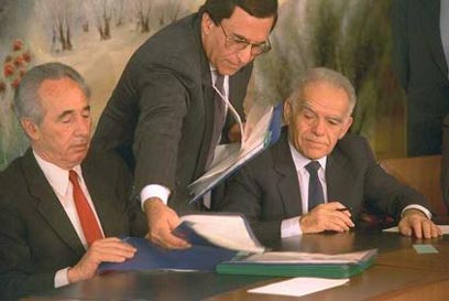 יצחק שמיר ושמעון פרס חותמים על הסכם האחדות ב-1988 (צילום: מגי איילון, לע"מ) (צילום: מגי איילון, לע