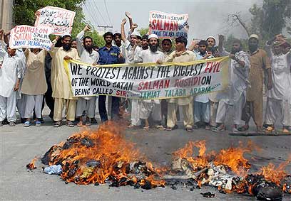 הפגנה בפקיסטן נגד סלמן רושדי (צילום: איי פי) (צילום: איי פי)