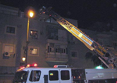 חילוץ הפצוע מגג הבניין