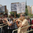 נגני הסימפונית בהפגנה מול משרדי הרשות