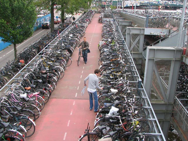 כך זה צריך להיראות - חניון אופניים הולנדי טיפוסי (צילום: אבי שאולי) (צילום: אבי שאולי)