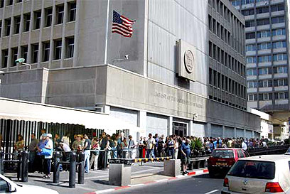 יפסיקו לעמוד בתור? שגרירות ארה"ב בתל אביב (צילום: מיכאל קרמר) (צילום: מיכאל קרמר)