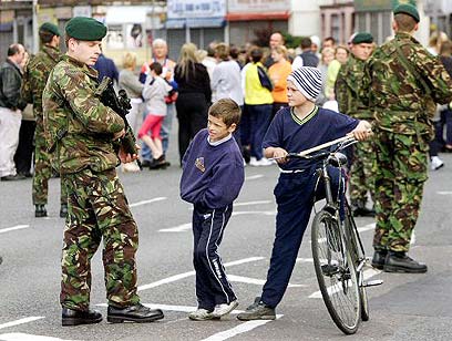 חיילים בריטים בצפון אירלנד (צילום: איי אף פי) (צילום: איי אף פי)