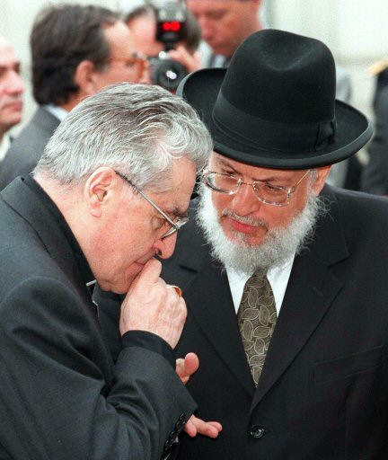 הרב סיטרוק עם הקרדינל ז'אן מארי לוסטיז'ה (צילום: איי אף פי) (צילום: איי אף פי)