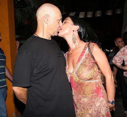 ניצני מפנק את אשתו