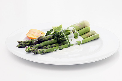 לבני 40-30: לאכול אספרגוס ואפונה העשירים בחומצה פולית (צילום: ויז'ואל/פוטוס) (צילום: ויז'ואל/פוטוס)