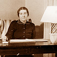 גולדה מאיר בתפקידה כציר בברה"מ. קסלמן היה איש הקשר שלה במוסקבה