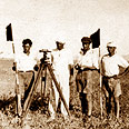 אברשה עוסק במדידות קרקע (עפולה, 1925)