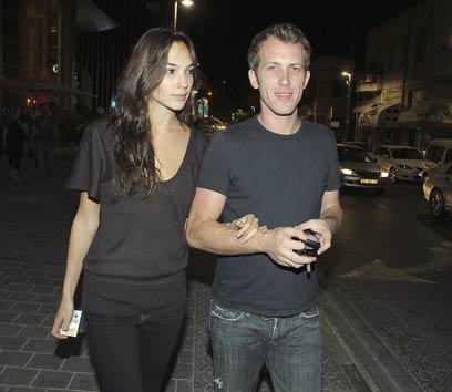 צמודים. גדות וורסאנו חוגגים 