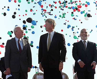 Then-prime minister Yitzhak Rabin (left), then-US president Bill Clinton (center) and then-Jordanian King Hussien (right) at the Peace Accord signing ceremony (Photo: AP)