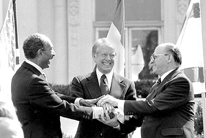 6 שנים לאחר כישלון התיווך, נחתם הסכם השלום בין מצרים לישראל (צילום: איי פי) (צילום: איי פי)