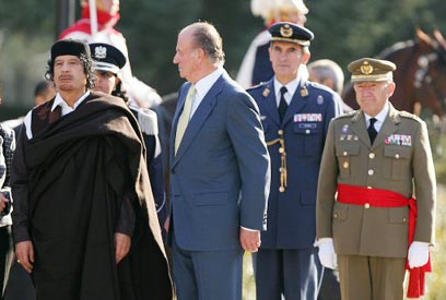 קדאפי עם מגן הדמוקרטיה הספרדית, המלך חואן קרלוס (צילום: איי אף פי) (צילום: איי אף פי)