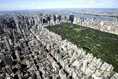 צ'ק על סך 10 מיליון דולר. סנטרל פארק בניו יורק (צילום: איי אף פי) (צילום: איי אף פי)