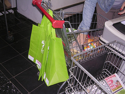 לכו לסופרמרקט עם תיק בד או סל גדול במקום שקית (באדיבות עירין ענבר-אייזינגר) (באדיבות עירין ענבר-אייזינגר)