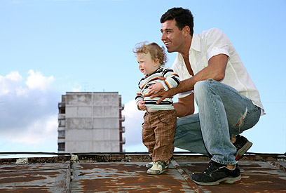 מבלים ביחד. אב ובנו  (צילום: shutterstock) (צילום: shutterstock)