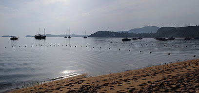 המים הכי כחולים שיש. חוף בקוסמוי (צילום: מנשה ריפל) (צילום: מנשה ריפל)