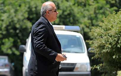 יוני 2011, לוזון מתייצב לחקירה במשרדי יחידת ההונאה של המשטרה (צילום: יובל חן ) (צילום: יובל חן )