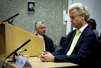 חקירת הפיצוץ נמשכת. וילדרס בבית המשפט שניזוק באמסטרדם (צילום: AFP) (צילום: AFP)