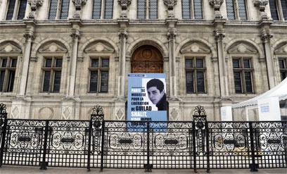 מודעת תמיכה בשחרור שליט בצרפת ( צילום: AFP) ( צילום: AFP)