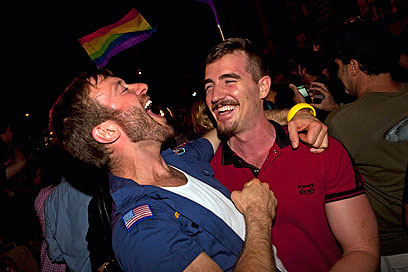 שני גברים חוגגים את אישור הנישואים הגאים בניו יורק (צילום: AP) (צילום: AP)