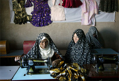 לא שופט את הנחשלות, מתוך כבוד למסורת. נשים באפגניסטן  (צילום: AP) (צילום: AP)