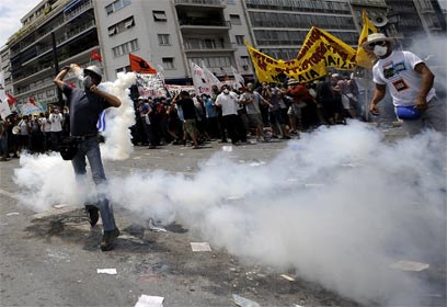 מהומות באתונה. "הרפתקה קטסטרופלית" (צילום: AFP) (צילום: AFP)