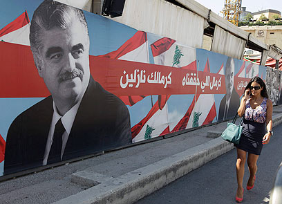 רזאלה היה מעורב בתכנון חיסול ר"מ לבנון. רפיק חרירי על כרזה בביירות (צילום: AP) (צילום: AP)