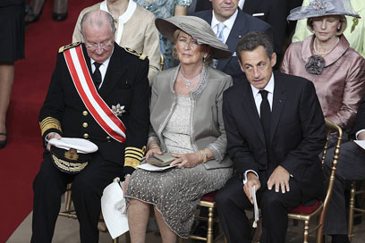 המלך אלברט (משמאל) עם רעייתו פאולה וניקולה סרקוזי (צילום:  MCT     ) (צילום:  MCT     )
