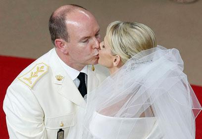 הנשיקה עם הנסיך אלברט השני. עושר בטוח, ואושר? (צילום: רויטרס) (צילום: רויטרס)