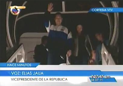 הנשיא נוחת בקראקס לאחר הניתוח שעבר בקובה ()