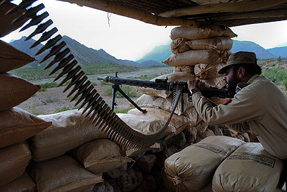 מתקשים להתמודד עם הטליבאן באזורים השבטיים. חייל פקיסטני (צילום: AP) (צילום: AP)