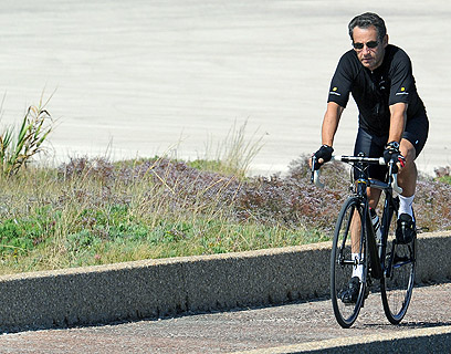 קיבל השראה מהנשיאים בבית הלבן. סרקוזי מדווש על אופניו (צילום: AFP) (צילום: AFP)
