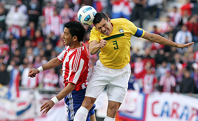 לוסיו במדי נבחרת ברזיל ב-2011 (צילום: EPA) (צילום: EPA)