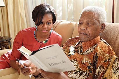 מנדלה נפגש עם מישל אובמה בביתו (צילום: EPA) (צילום: EPA)