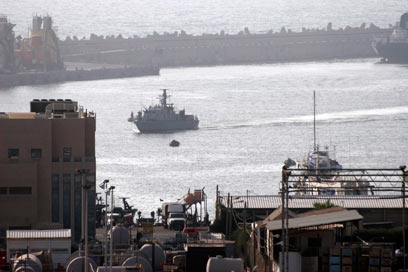 ספינה צרפתית מובלת לנמל אשדוד אחרי השתלטות חיל הים (צילום: אליעד לוי ) (צילום: אליעד לוי )
