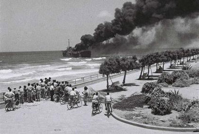 The Altalena burns off the Tel Aviv coast as Irgun and IDF soldiers fight (Photo: Hans Chaim Pinn) 