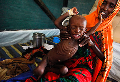 ימי רעב בסומליה. עכשיו אפילו המים זורמים 24 שעות ביממה (צילום: EPA) (צילום: EPA)