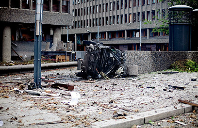 ברייויק החנה משאית עם פצצת דשן מול בניין מטה הממשלה, 8 נהרגו (צילום: AP) (צילום: AP)