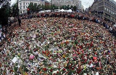 פרחים שהונחו באוסלו לזכר הנרצחים, בשנה שעברה (צילום: רויטרס) (צילום: רויטרס)