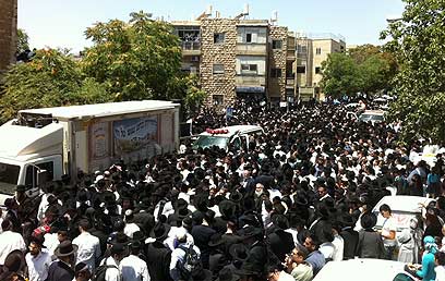 Rabbi Abuchatzeira's funeral (Photo: Noam Moskovich