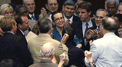 שרדה בניגוד לסיכויים. גיפורדס מרגישה בבית בבית הנבחרים (צילום: AP) (צילום: AP)