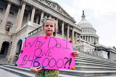 מפגינה בגבעת הקפיטול. רק 9% מאמינים בקונגרס (צילום: AP) (צילום: AP)