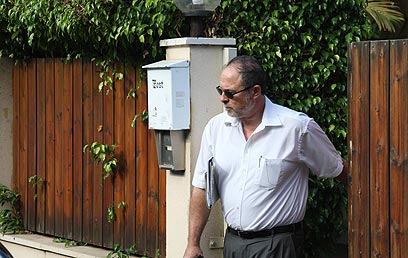 דנציגר מחוץ לביתו. שביעות רצון מההחלטה (צילום: מוטי קמחי) (צילום: מוטי קמחי)