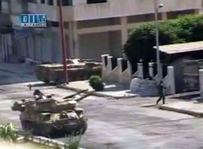 "מימנו את הסרט: ארה"ב וישראל". טנק סורי בעיר חמה (צילום: רויטרס) (צילום: רויטרס)