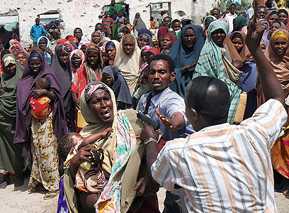 רעבים ללחם במוגדישו, בירת סומליה (צילום: EPA) (צילום: EPA)