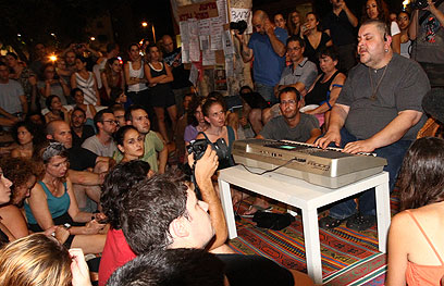 ארקדי דוכין מופיע באוהלים. הפעם על הבמה בירושלים (צילום: אלי אלגרט) (צילום: אלי אלגרט)