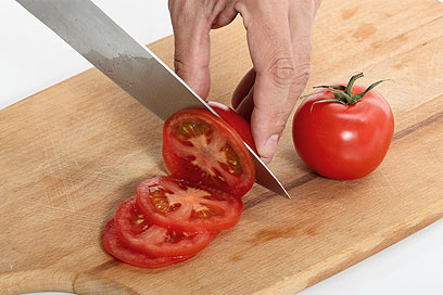 לבני 50+: לאכול עגבניות טריות כדי לשמור על בריאות העין (צילום: shutterstock) (צילום: shutterstock)