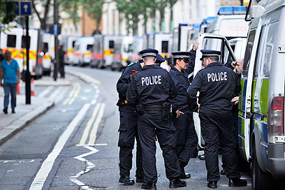 הם בכלל רוצים את העזרה האמריקנית? שוטרים בלונדון (צילום: EPA) (צילום: EPA)